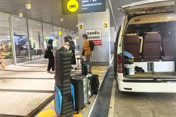 รถตู้รับส่งสนามบินร้อยเอ็ดพร้อมคนขับและกระเป๋าเดินทาง