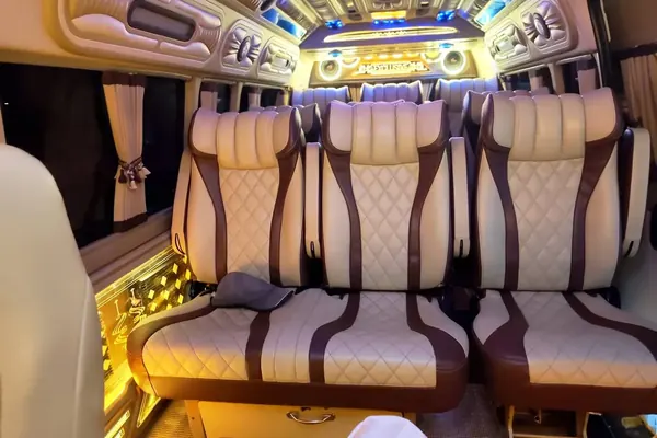 ภายในรถตู้เช่าร้อยเอ็ดเบาะ VIP นุ่ม